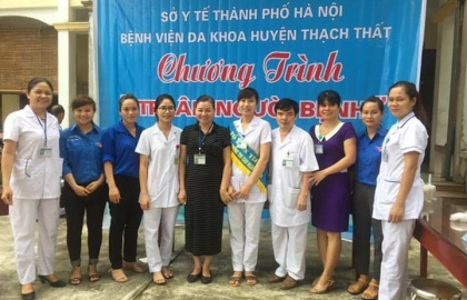 Khen thưởng các y bác sỹ bệnh viện đa khoa huyện Thạch Thất