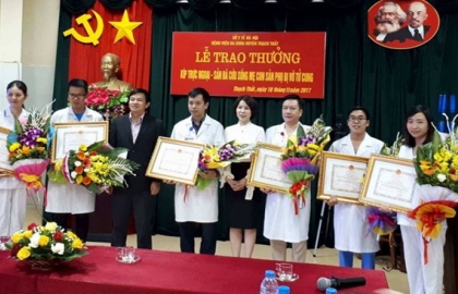 Khen thưởng các y bác sỹ bệnh viện đa khoa huyện Thạch Thất